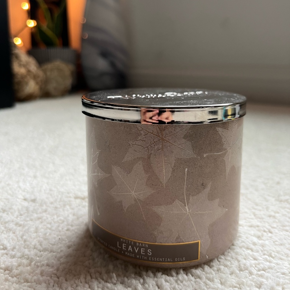 White Barn Candle ( Leaves Scent)